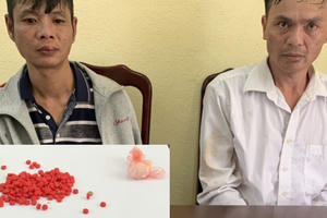 Thanh Hoá: Hai "con nghiện" giấu ma tuý vào áo mưa, rồi để phía trước xe để qua mắt công an