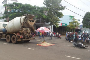 Tin giao thông Plus: Nữ nhân viên ngân hàng ngã ra đường bị xe chở bê tông cán
