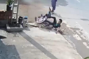 Hãi hùng nam thanh niên đâm lên vỉa hè khi tránh người sang đường