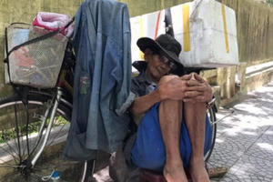 Huế: Cụ ông nghèo hơn 20 năm bơm vá xe miễn phí cho sinh viên