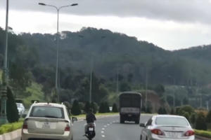 Clip: Phẫn nộ nam thanh niên đi xe máy đánh võng trên đường