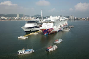 Cảng tàu khách du lịch quốc tế Hạ Long lần đầu đón hai tàu 5 sao neo đậu cùng lúc