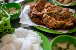 Đặc sản chả rươi "độc lạ" ở Việt Nam được báo nước ngoài khen hết lời