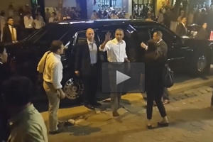 Chùm video tổng hợp: Ông Obama đi ăn tối, chọn bún chả Hà Nội, tự thanh toán & gọi thêm mang về