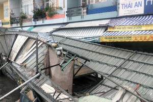 Mưa lớn, lốc xoáy làm thiệt hại hàng chục căn nhà của người dân ở Bạc Liêu