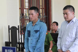 Cùng đi buôn “cái chết trắng” hai đối tượng chia nhau 27 năm tù