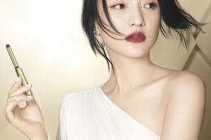 Vẻ đẹp U50 mong manh thanh tú của Châu Tấn