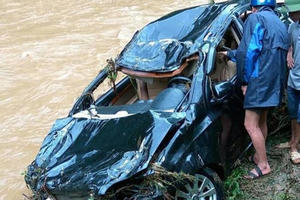 Phú Thọ: Lũ lớn cuốn trôi ô tô, một kế toán trường học tử vong