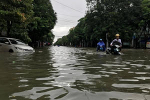Chùm ảnh - Người dân TP Vinh bì bõm "bơi" trong biển nước sau mưa lớn