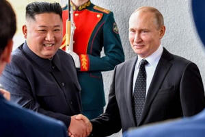 Hình ảnh quốc tế ấn tượng: Cái bắt tay lịch sử giữa Tổng thống Putin và nhà lãnh đạo Kim Jong Un