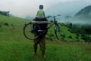 “Gánh nặng cuộc đời không ai khổ bằng cha" “Gánh nặng cuộc đời không ai khổ bằng cha"