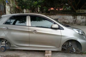 Sốc: Chủ xe ô tô KIA Morning tá hỏa khi bị kẻ gian trộm hai bánh xe