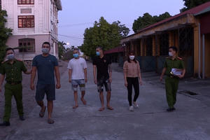 Hưng Yên: Cháu gái nợ tiền, nhà ông nội liên tục bị các đối tượng ném "bom bẩn"