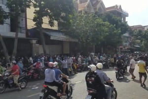 Hàng trăm người vây phòng gym tìm chủ tài khoản cho là xúc phạm cố nghệ sĩ Chí Tài