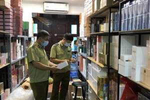 Tạm giữ hơn 4 nghìn chai nước hoa có dấu hiệu vi phạm của cửa hàng JENNIFER NHU LUXURY