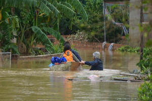 Người dân ở vùng tâm lũ Hà Tĩnh vẫn phải dùng thuyền để đi lại