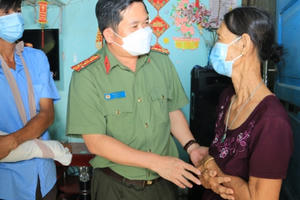 Hỗ trợ kinh phí xây “Nhà Tình thương” cho thành viên chốt chống dịch bị thương khi làm nhiệm vụ