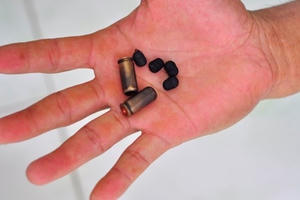 Công an “xả” nguyên băng đạn vào người đánh vợ