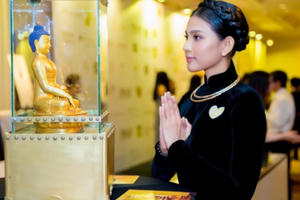 Trương Thị May diện áo dài nhung đen diện kiến Đức Nhiếp chính vương Nepal