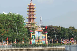 Chùm ảnh không khí Phật đản về trên dòng kênh Nhiêu Lộc