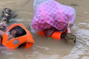 Lũ lụt lịch sử tại miền Trung: Cảnh báo những dịch bệnh đi cùng dòng nước