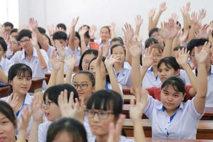 Tranh cãi việc buộc sinh viên mặc đồng phục