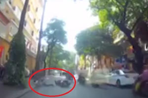 Nam thanh niên đi SH bỏ chạy sau va quệt bị tài xế ô tô đấm gục xuống đường