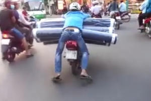 Cộng đồng mạng lại thêm một phen sửng sốt với thanh niên "tay dài" lái xe trên phố