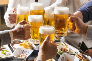 Từ 1/1/2020, chỉ người đi bộ mới được uống rượu bia trước khi ra đường