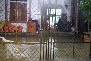 Quốc lộc 1A "thất thủ", người dân chạy lũ suốt đêm