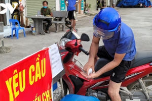 Người dân Bắc Ninh thực hiện đi chợ theo thẻ