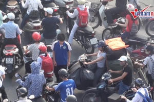 Cả làng lên Hà Nội bán kẹo lạc: Đường tắc đến thế kỷ sau