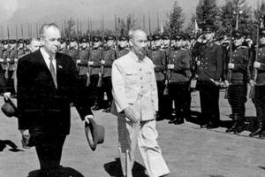 Vận dụng tư tưởng Hồ Chí Minh về đối ngoại và đoàn kết quốc tế trong thời kỳ mới Vận dụng tư tưởng Hồ Chí Minh về đối ngoại và đoàn kết quốc tế trong thời kỳ mới