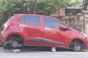 Hi hữu, Hyundai i10  đậu ngoài đường bị kẻ gian tháo trụi 4 bánh