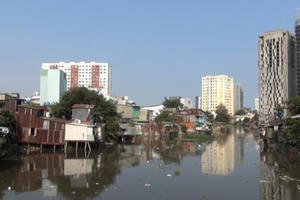 Những "Ngôi nhà chênh vênh" giữa lòng Sài Gòn