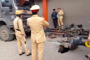 [Video]: Khoảnh khắc kinh hoàng xe ben mất lái đâm nát nhiều xe máy bên đường