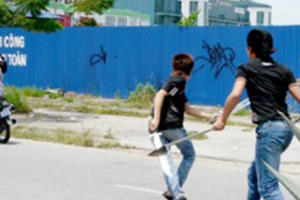 Hà Nội: Hai đối tượng đi xe SH chém người táo tợn trên phố tại Hà Nội