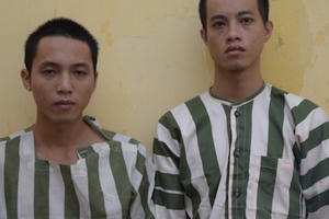 Khởi tố hai thanh niên "làm bậy" với bé gái 14 tuổi