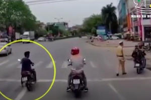 Clip: Phá xử lý vi phạm khó hiểu của lực lượng CSGT