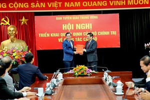 Đồng chí Thuận Hữu nhận nhiệm vụ kiêm giữ chức Phó Trưởng ban Tuyên giáo Trung ương Đồng chí Thuận Hữu nhận nhiệm vụ kiêm giữ chức Phó Trưởng ban Tuyên giáo Trung ương