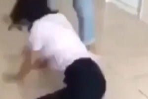 Kỷ luật nhóm nữ sinh đánh bạn tới tấp trong nhà vệ sinh