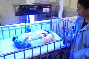 Bé gái 3 ngày tuổi bị bỏ lại trong làng trẻ giữa trời giá lạnh