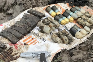 Đang cải tạo đất, người dân phát hiện nhiều loại vũ khí nguy hiểm vẫn còn mới Đang cải tạo đất, người dân phát hiện nhiều loại vũ khí nguy hiểm vẫn còn mới