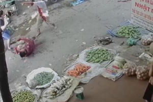 Mâu thuẫn trong quán cháo lòng, chém bạn nhậu tới tấp