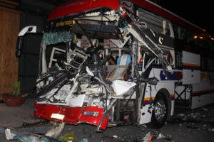 Bình Dương: Tai nạn nghiêm trọng xe khách đâm xe tải, hàng chục người hoảng loạn kêu cứu