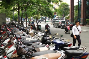 Khách đi xe buýt 'đỏ mắt' tìm bãi giữ xe