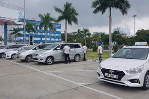 Hàng chục tài xế taxi đình công ở sân bay Đà Nẵng phản đối Grab