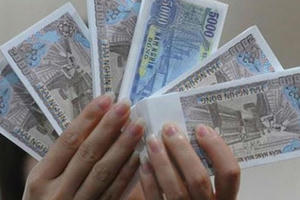 Mua, đổi tiền lẻ dịp cuối năm: Mùa “hốt bạc” của thị trường “chợ đen”?
