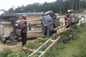 Xe ô tô 7 chỗ lật nghiêng trước hồ Than Thở Đà Lạt