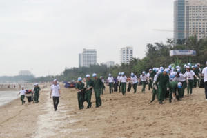 Hàng trăm học sinh, sinh viên nhặt rác làm sạch bãi biển Cửa Lò